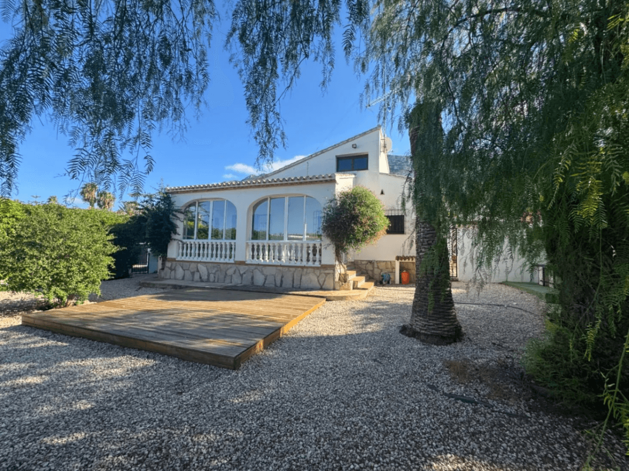 Chalet en venta en Denia, El Montgó: 3 dormitorios + altillo y piscina.