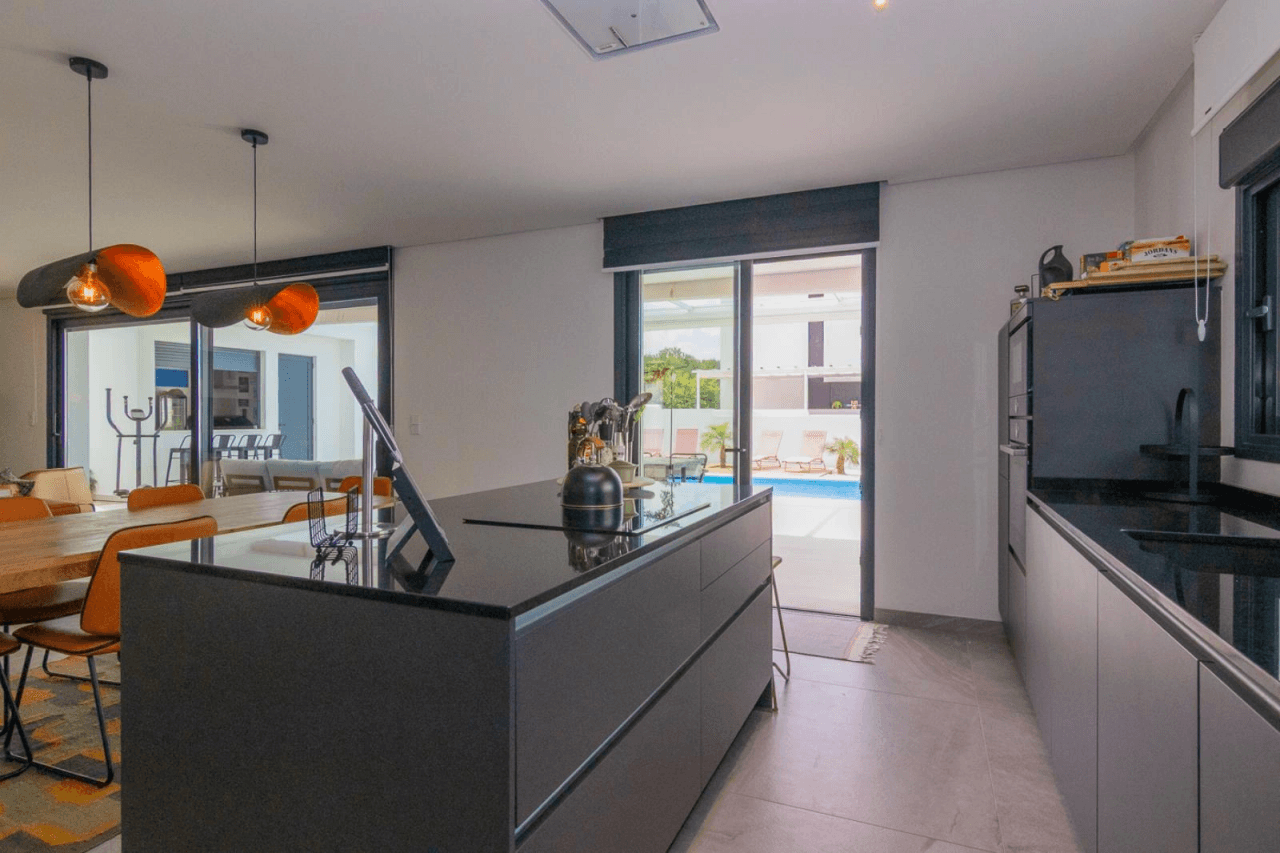 Villa moderna con vistas al mar y montaña en Denia