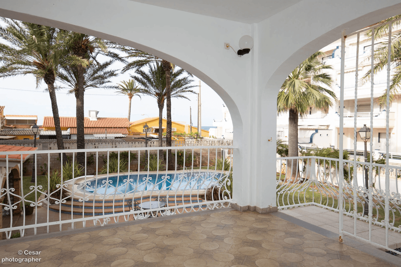 Chalet en venta en Primera Línea Marinas, Denia: 6 habitaciones, piscina privada.