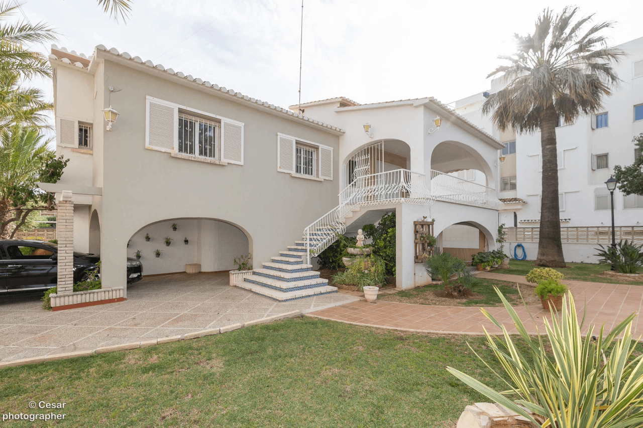 Chalet en venta en Primera Línea Marinas, Denia: 6 habitaciones, piscina privada.