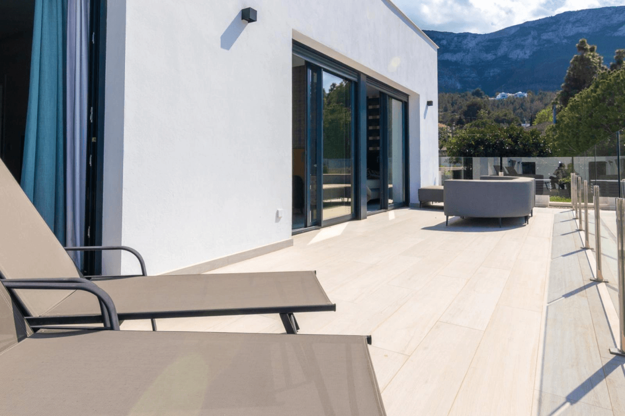 Villa moderna con vistas al mar y montaña en Denia
