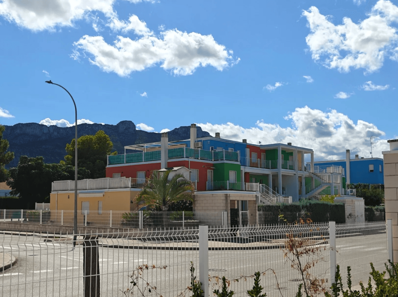 BAJO EN LA URBANIZACIÓN CON PISCINA