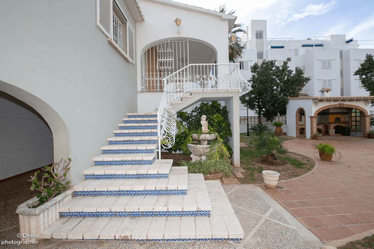 Chalet en venta en Primera Línea Marinas, Denia: 6 habitaciones, piscina privada.