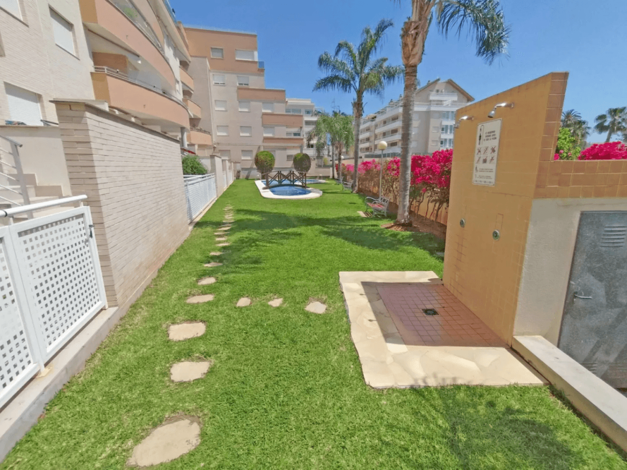 Piso en Denia, Las Marinas: 2 dormitorios y piscina comunitaria