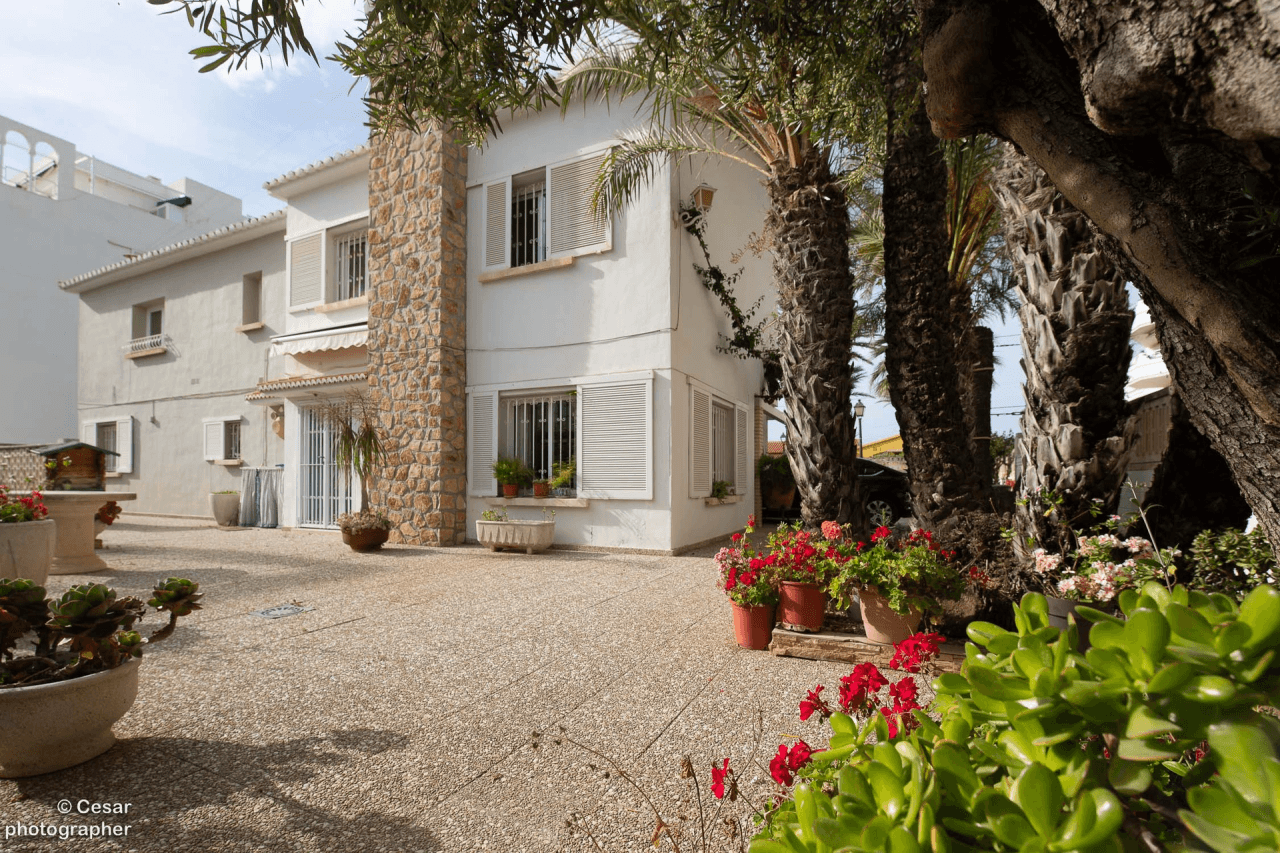 Chalet en venta en Primera Línea Marinas, Denia: 6 habitaciones, piscina privada.