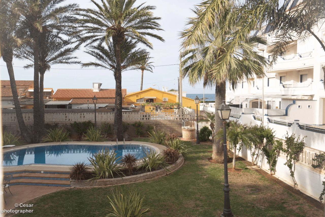 Chalet en venta en Primera Línea Marinas, Denia: 6 habitaciones, piscina privada.