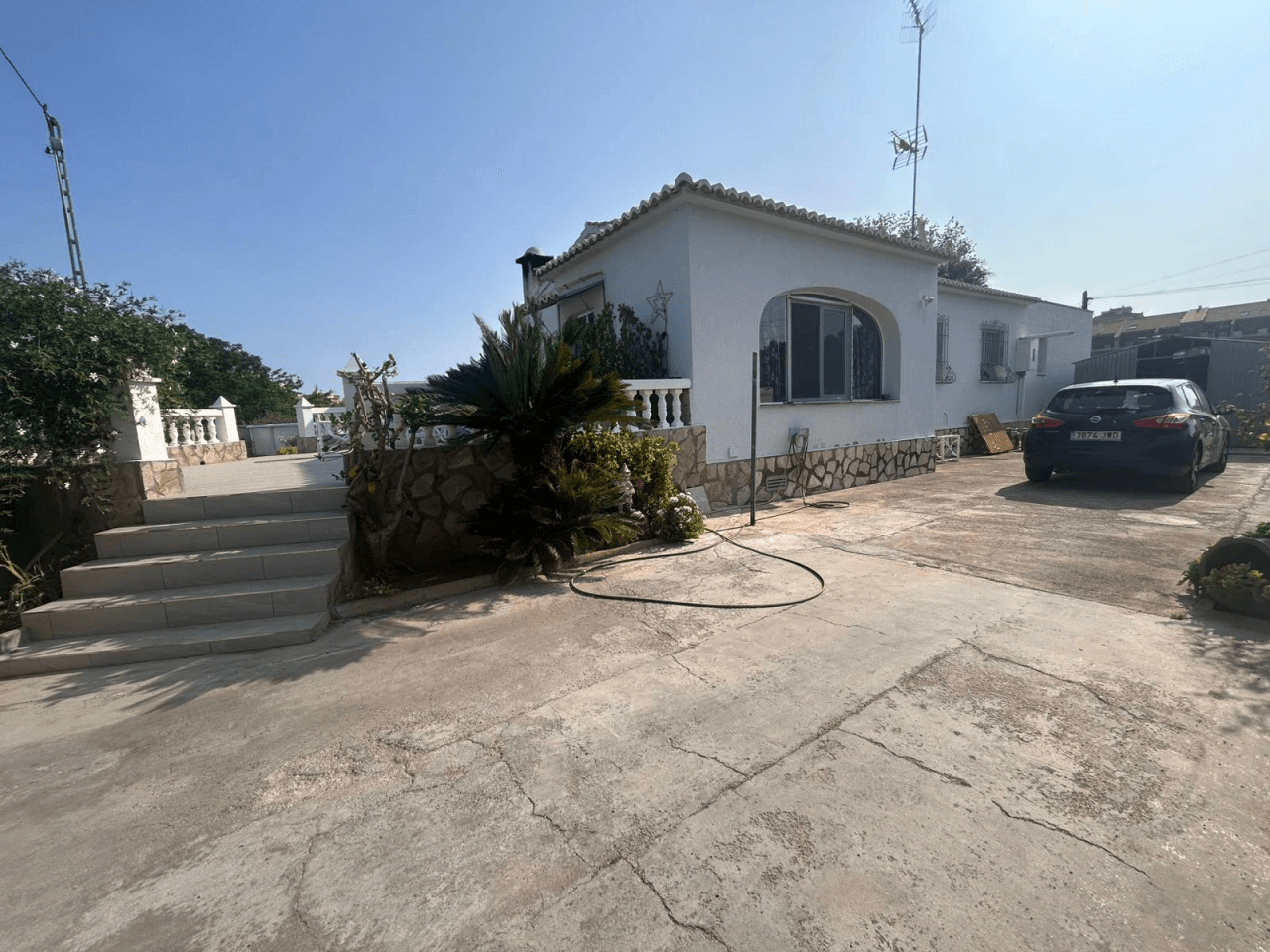 Chalet situado junto al casco urbano de Dénia, muy cómodo.