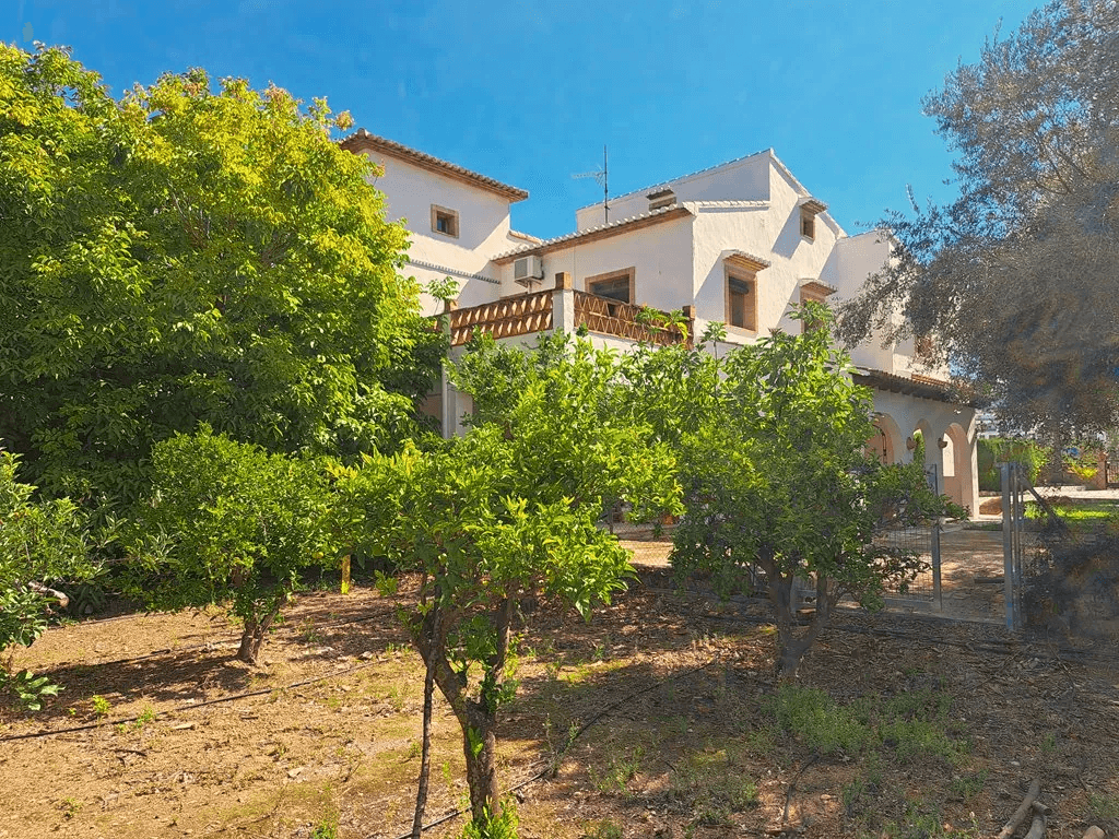 Villa familiar con piscina en venta en Orba