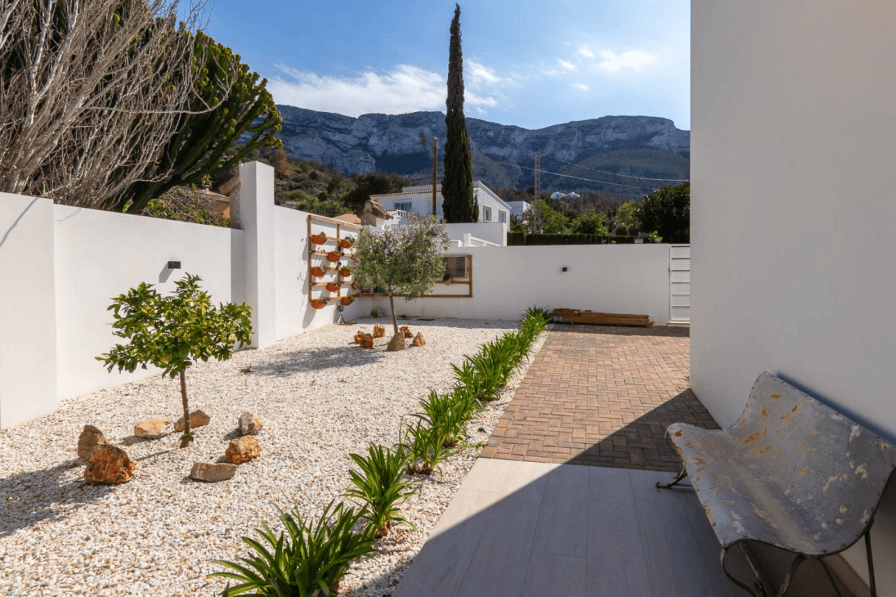 Villa moderna con vistas al mar y montaña en Denia
