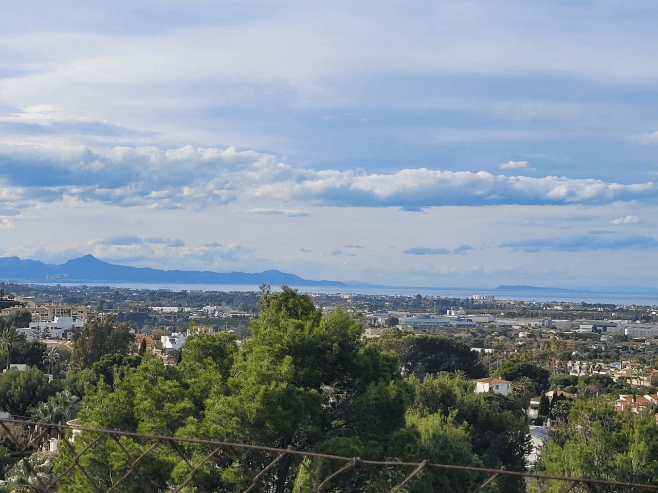 Se vende Chalet con parcela en Denia