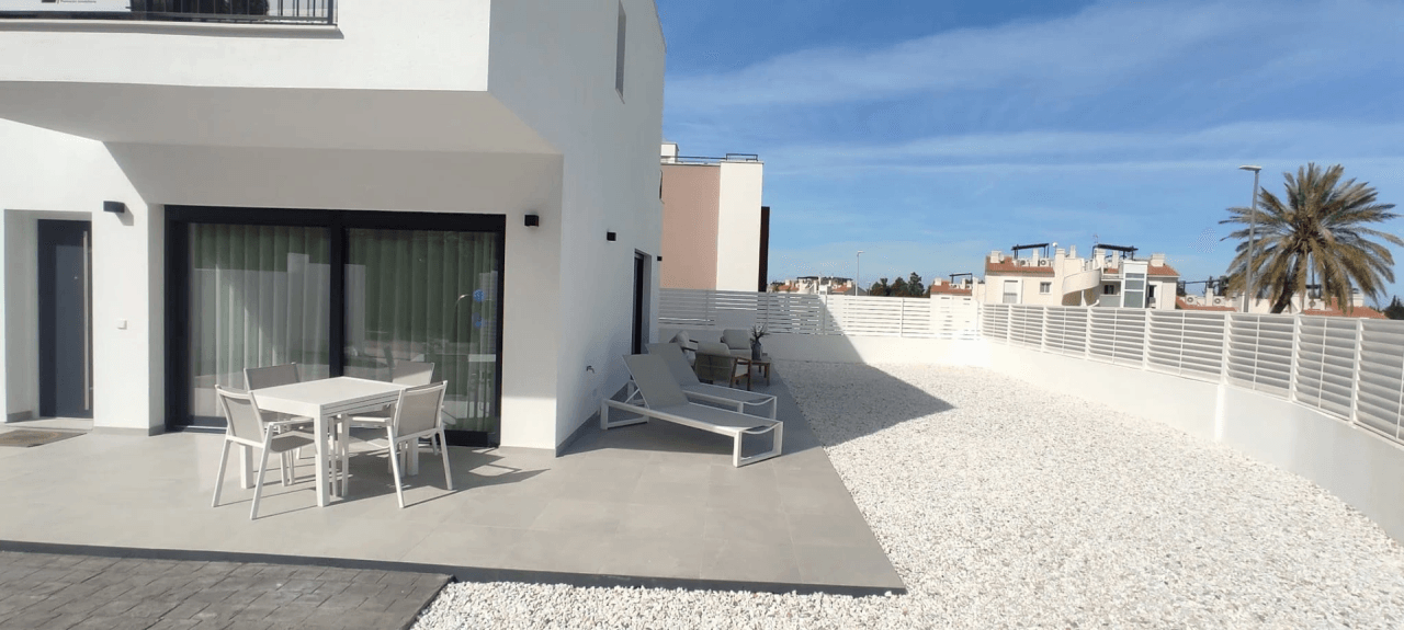 Chalet  moderno  de  nueva   construcción    listo  para entrar