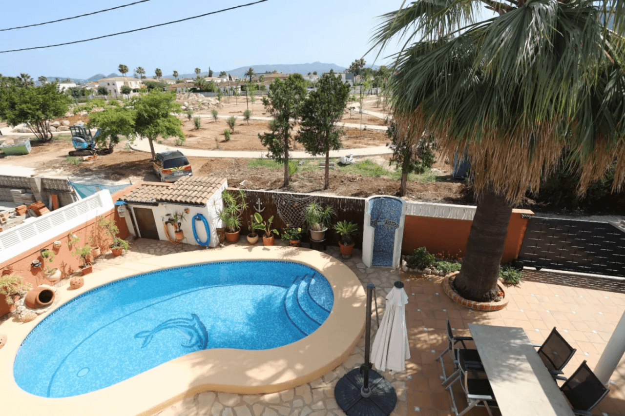 Villa unifamiliar bien cuidada en Els Poblets – Ubicación privilegiada frente a un bonito parque