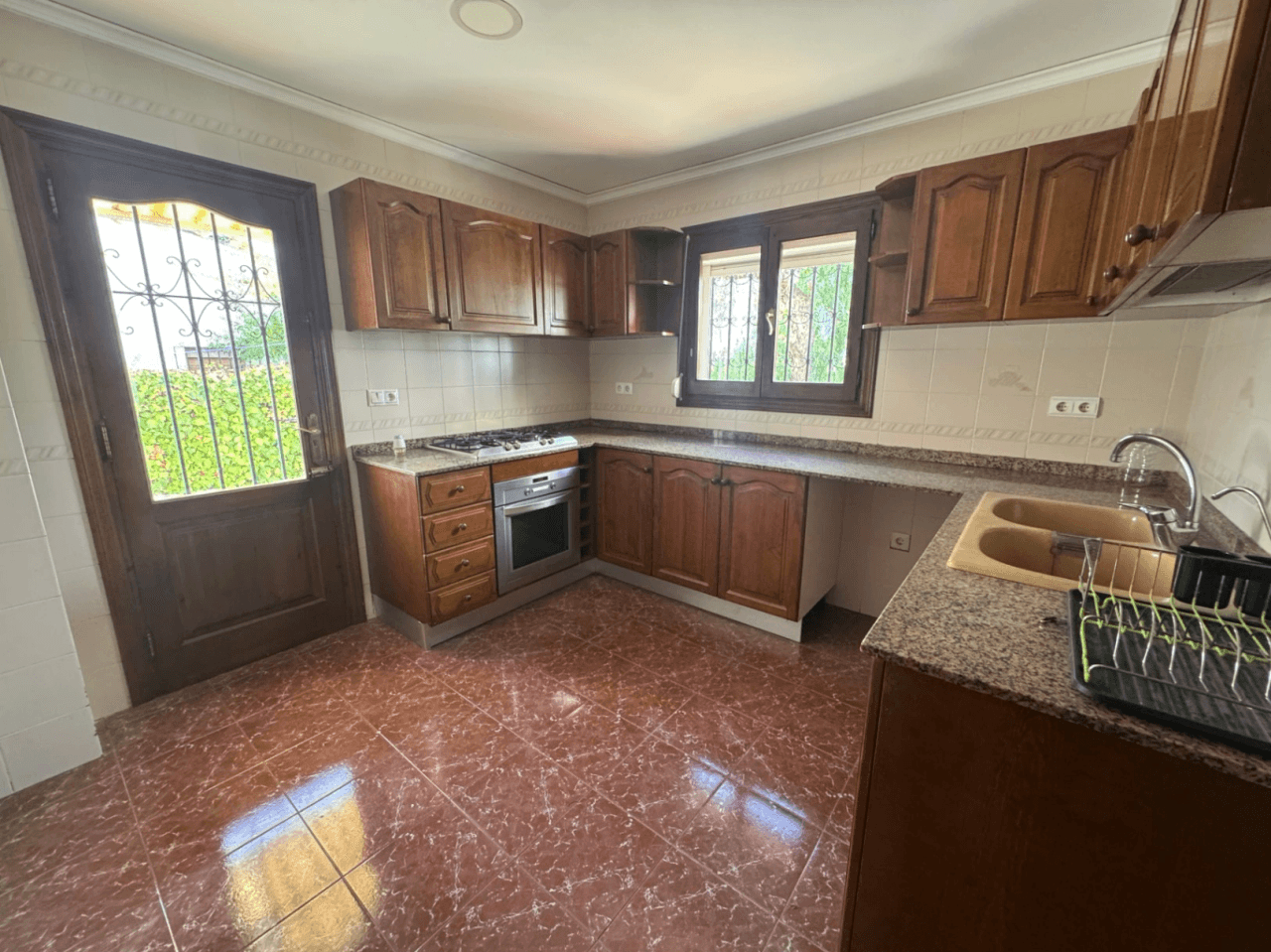 Chalet en venta en Denia, El Montgó: 3 dormitorios + altillo y piscina.