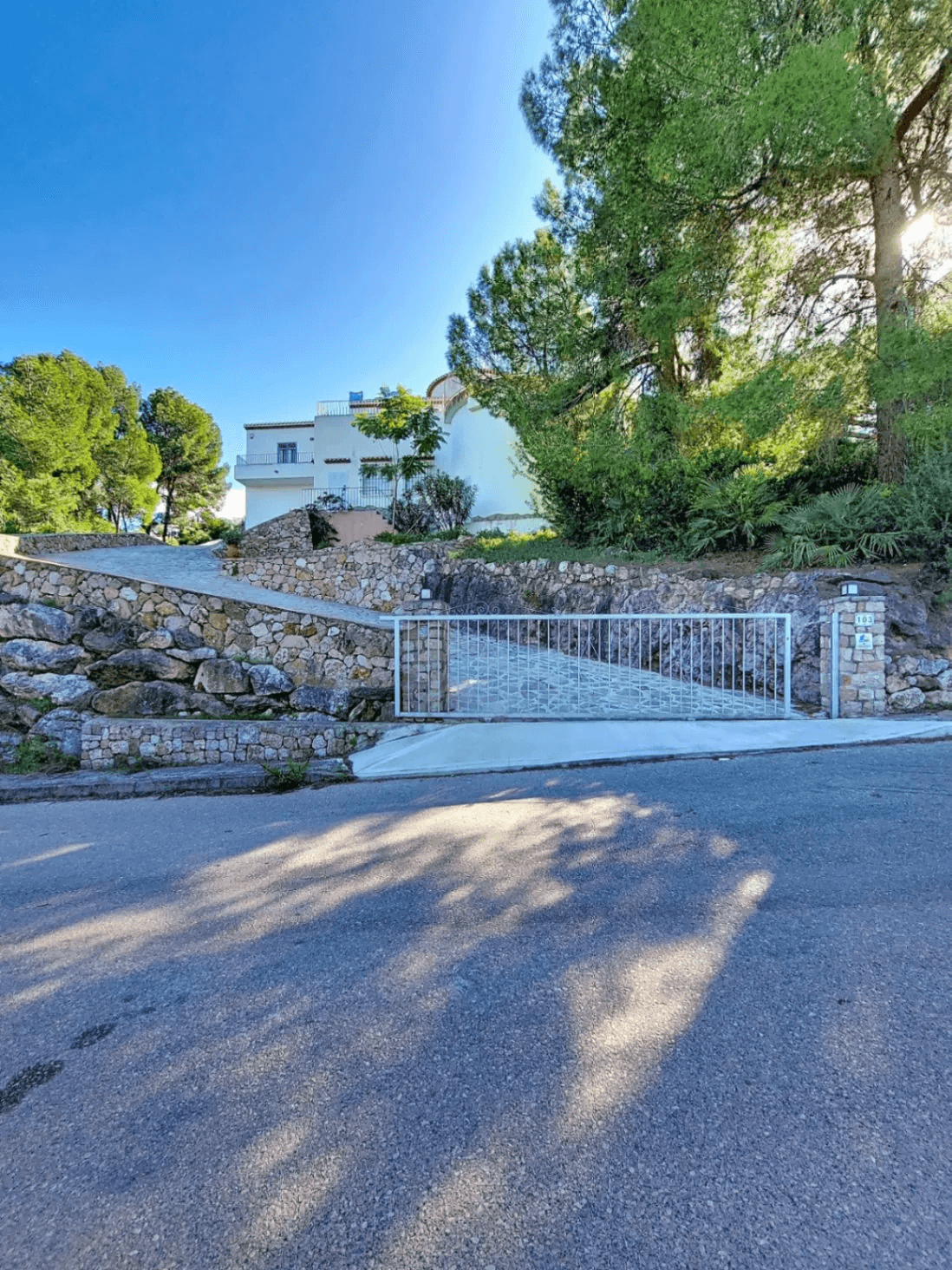 Villa con piscina y vistas abiertas en Monte Pego