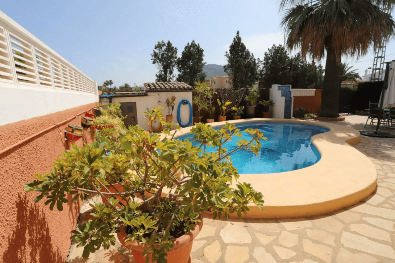 Villa unifamiliar bien cuidada en Els Poblets – Ubicación privilegiada frente a un bonito parque