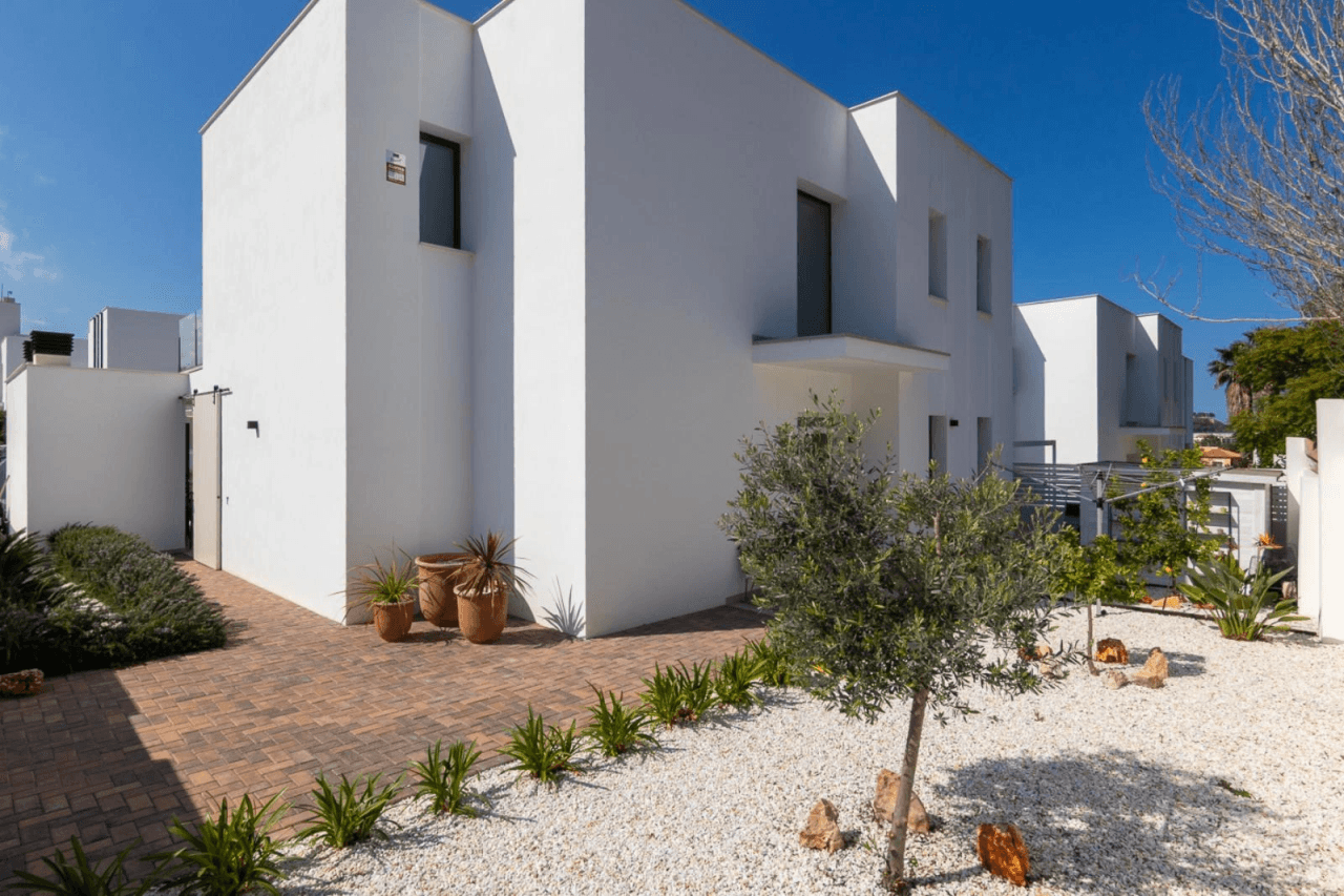 Villa moderna con vistas al mar y montaña en Denia