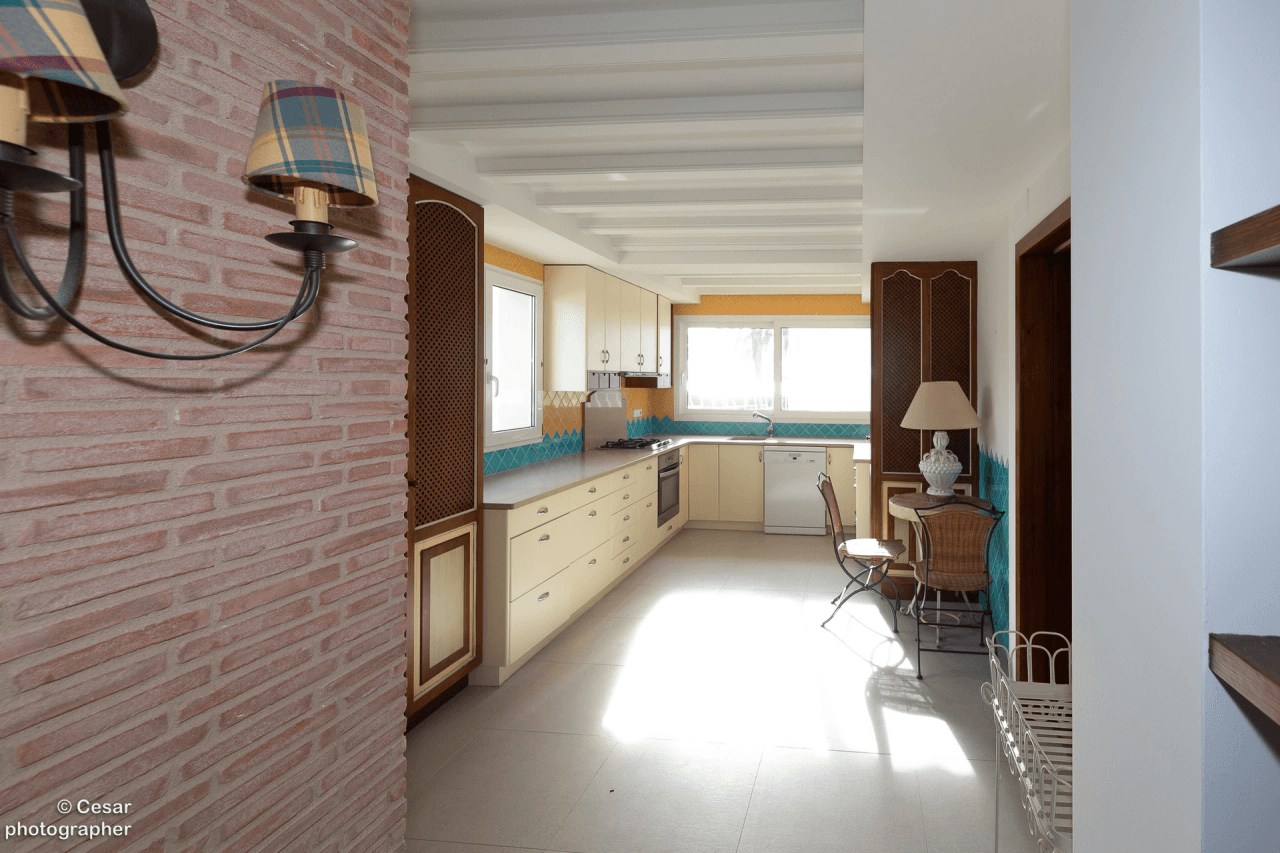 Chalet en venta en Primera Línea Marinas, Denia: 6 habitaciones, piscina privada.