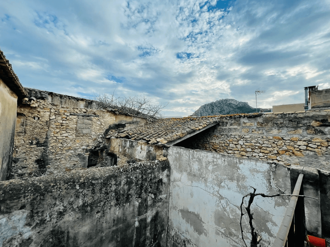 Vergel. Casa de pueblo grande con muchas posibilidades en venta
