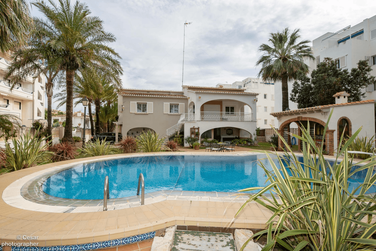 Chalet en venta en Primera Línea Marinas, Denia: 6 habitaciones, piscina privada.