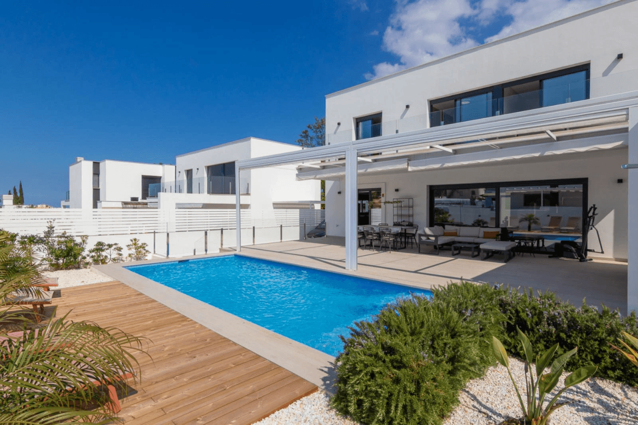 Villa moderna con vistas al mar y montaña en Denia