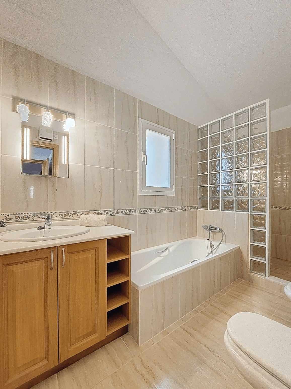 Villa con piscina y vistas abiertas en Monte Pego