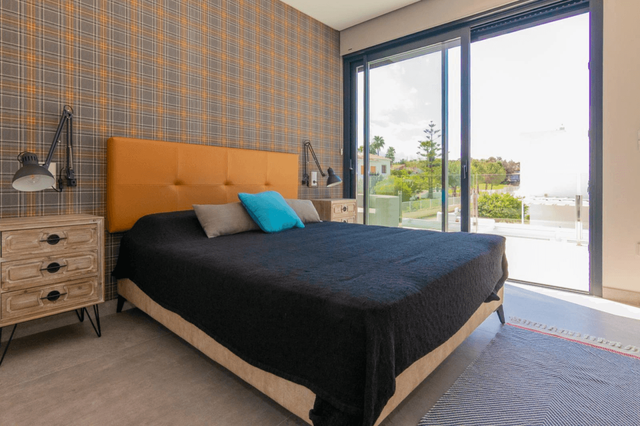 Villa moderna con vistas al mar y montaña en Denia