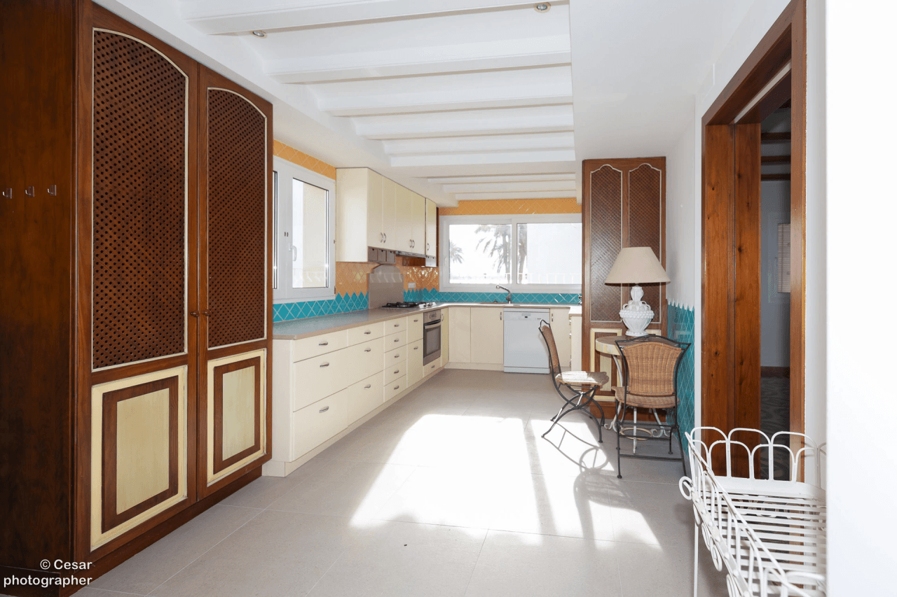 Chalet en venta en Primera Línea Marinas, Denia: 6 habitaciones, piscina privada.