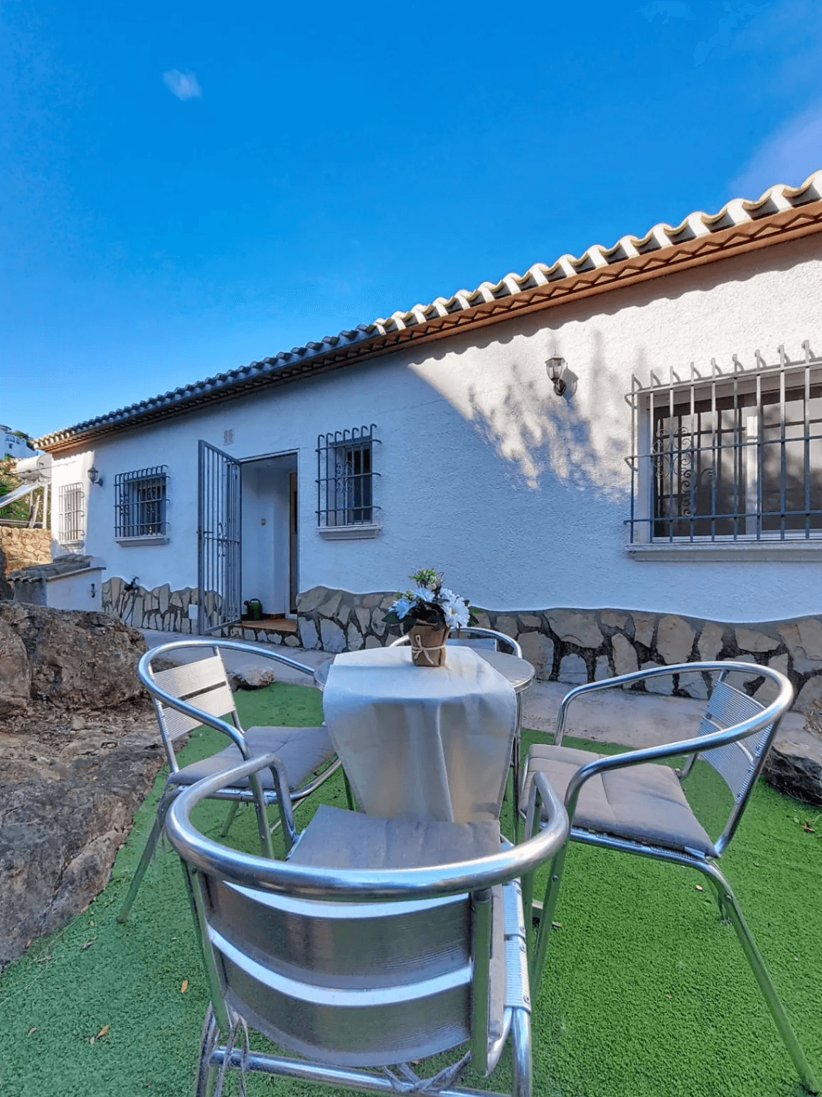 Villa con piscina y vistas abiertas en Monte Pego