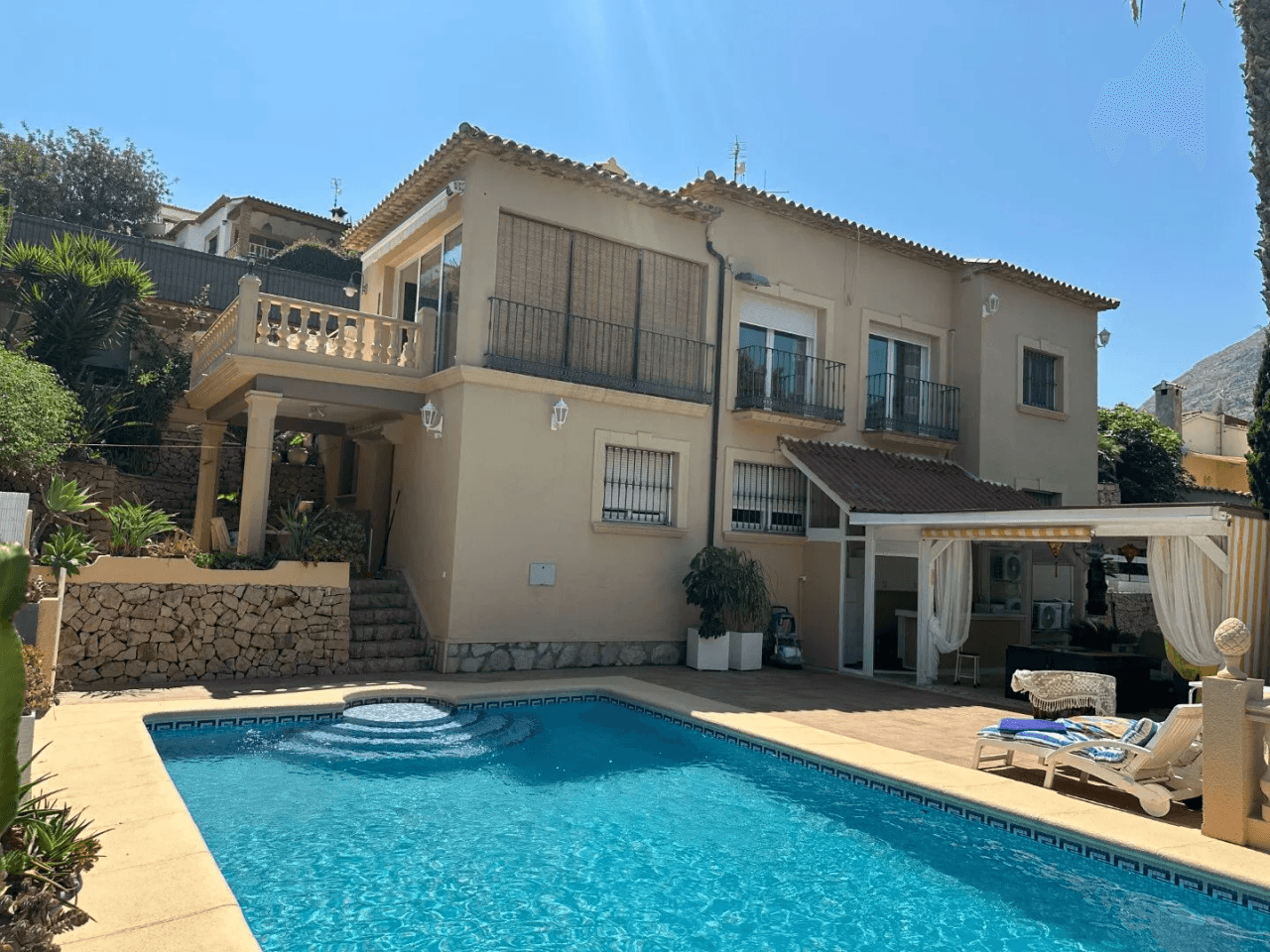Chalet en Venta en Dénia con Vistas al Mar y la Montaña