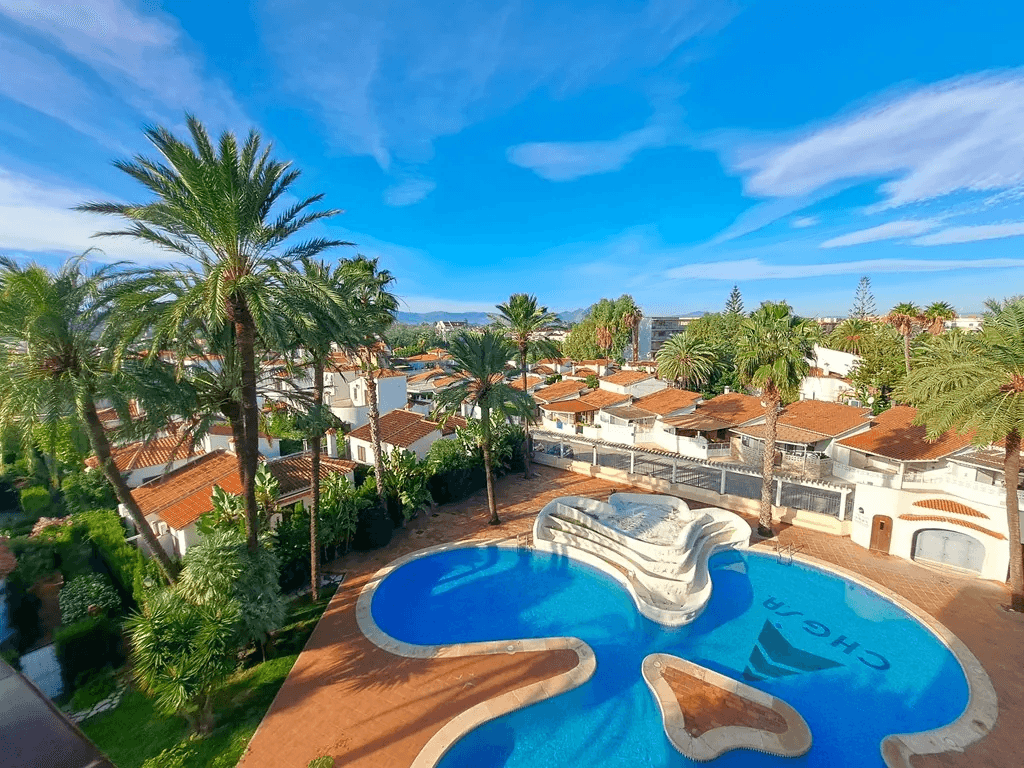Ático con gran terraza y piscina para comprar en Dénia playa