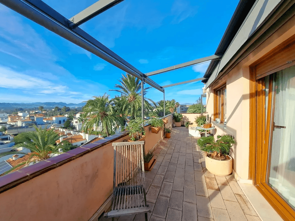 Ático con gran terraza y piscina para comprar en Dénia playa