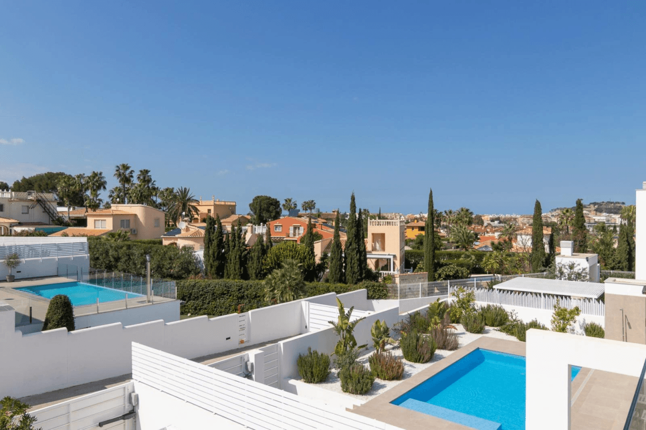Villa moderna con vistas al mar y montaña en Denia