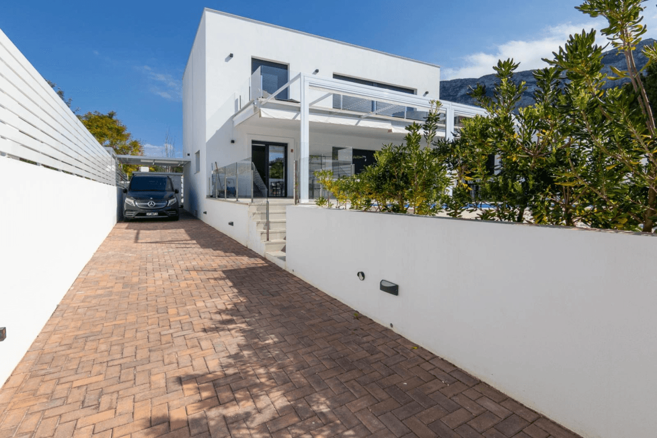 Villa moderna con vistas al mar y montaña en Denia