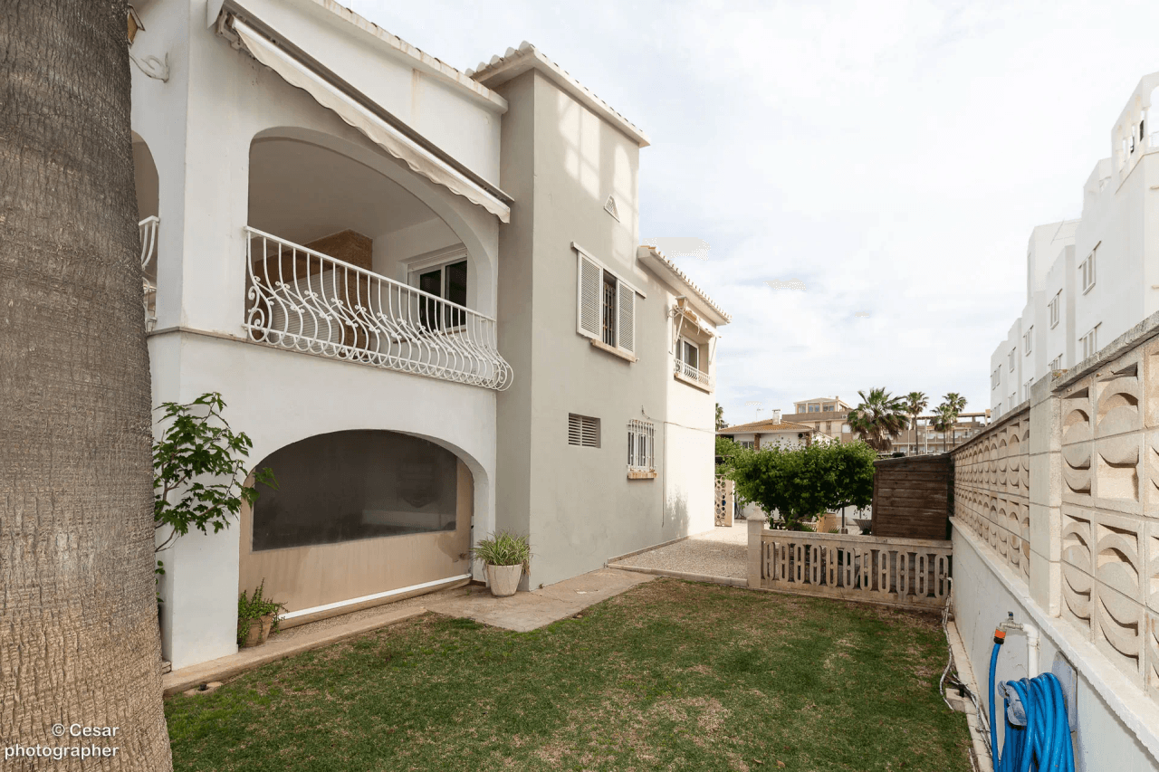 Chalet en venta en Primera Línea Marinas, Denia: 6 habitaciones, piscina privada.