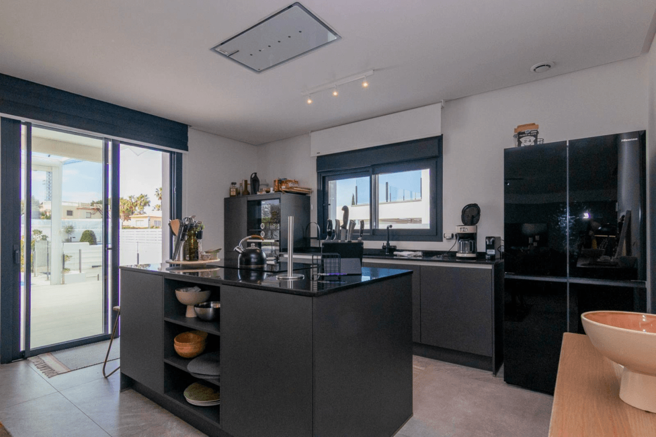 Villa moderna con vistas al mar y montaña en Denia