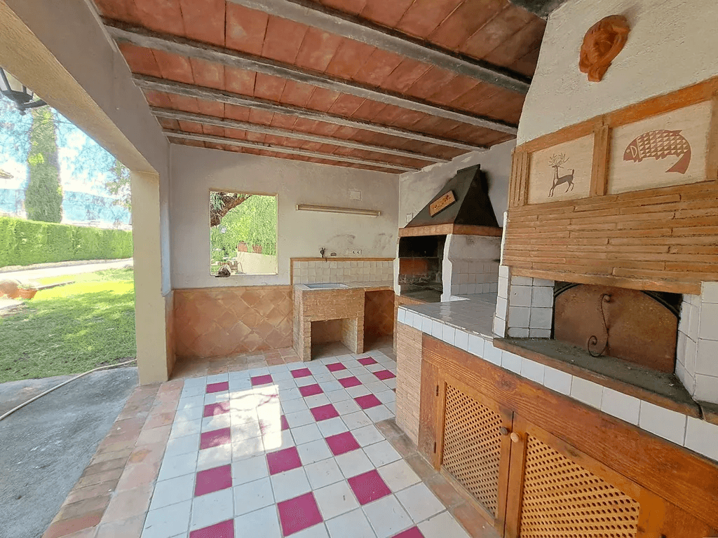 Villa familiar con piscina en venta en Orba