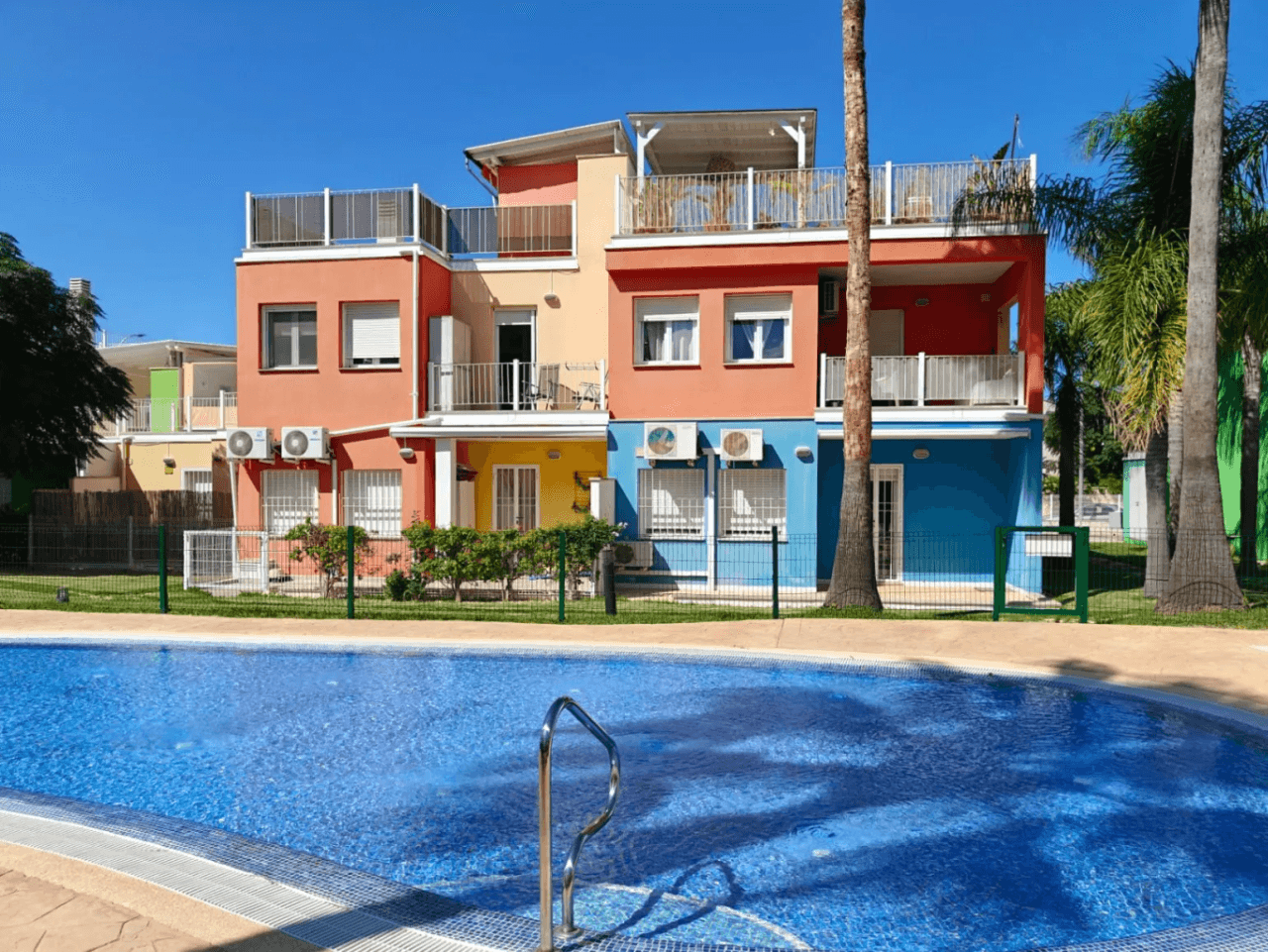 BAJO EN LA URBANIZACIÓN CON PISCINA