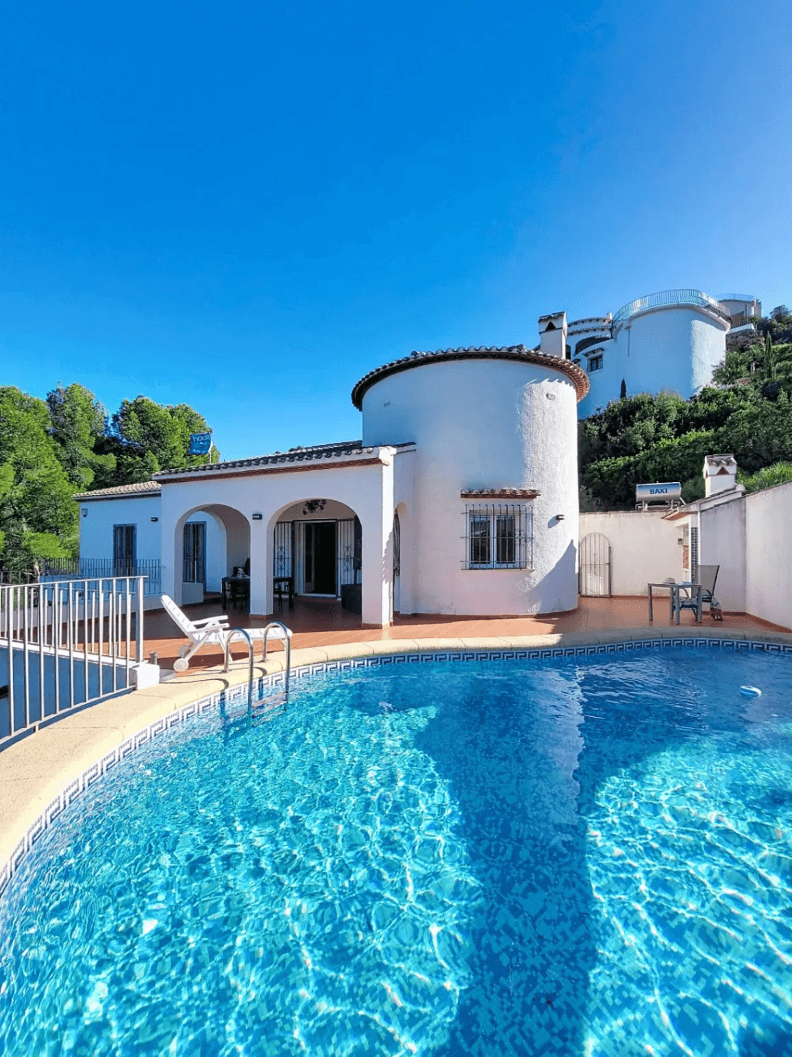 Villa con piscina y vistas abiertas en Monte Pego