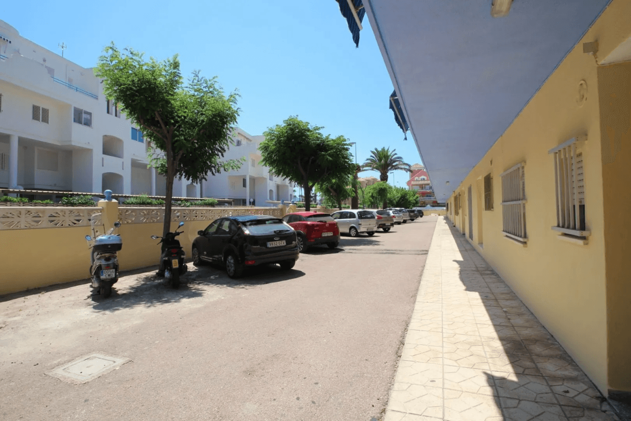 Apartamento en venta en Denia, Primera Línea Playa con vistas al mar, 2 dormitorios.