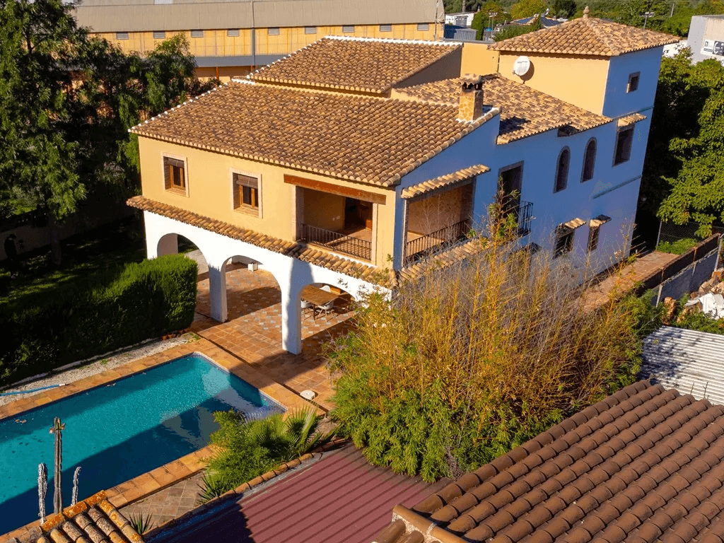 Villa familiar con piscina en venta en Orba