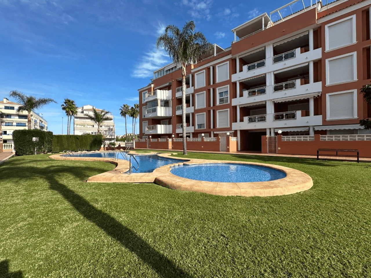 Apartamento en Denia en planta baja de 2 dormitorios y terraza privada en venta
