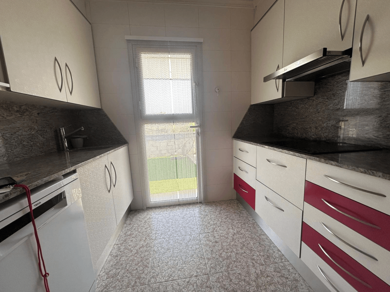 Chalet situado junto al casco urbano de Dénia, muy cómodo.