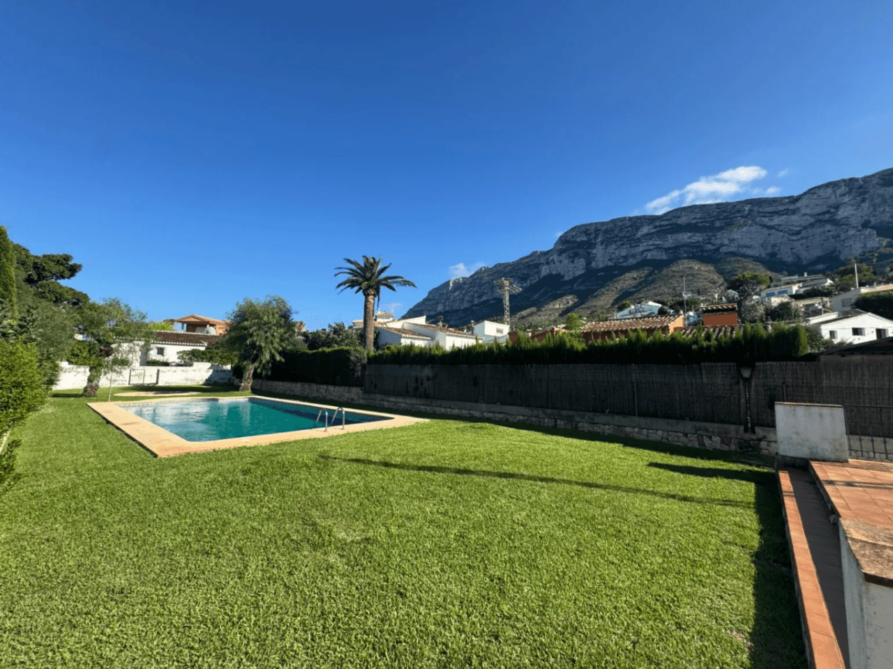 Chalet en venta en Denia, El Montgó: 3 dormitorios + altillo y piscina.