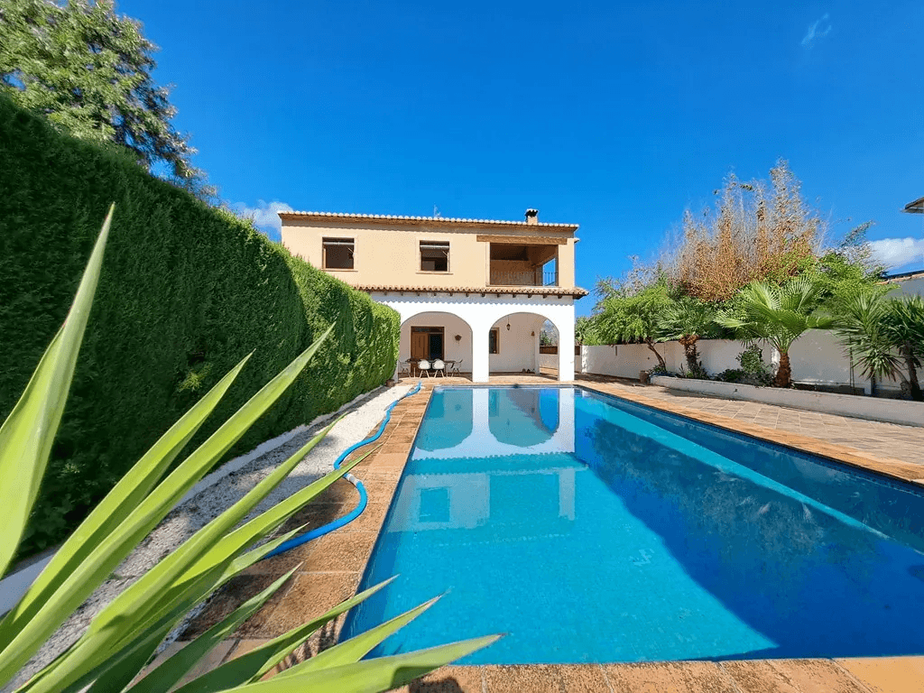 Villa familiar con piscina en venta en Orba