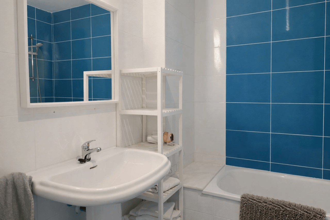 BAJO EN LA URBANIZACIÓN CON PISCINA