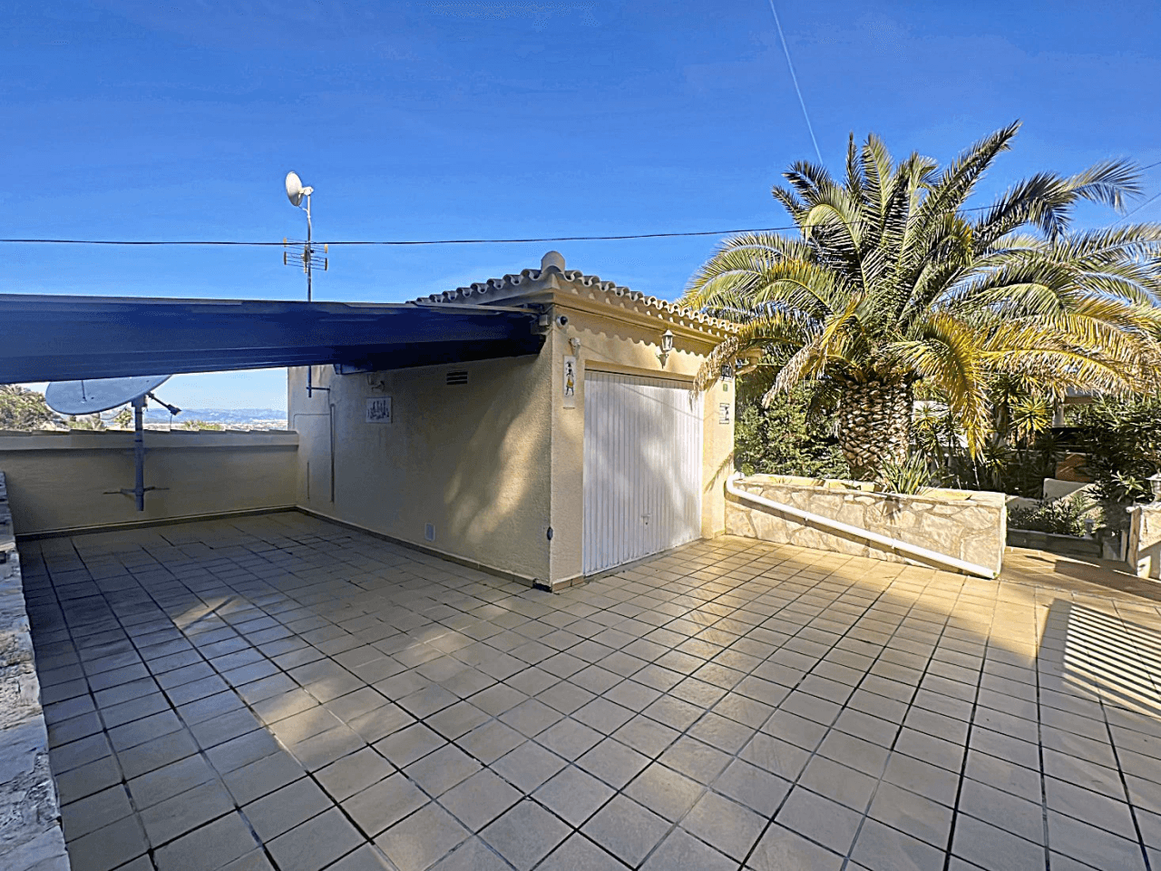 Preciosa villa independiente con vista panorámica, hermoso jardín y muchas posibilidades (alquiler o residencia permanente), absolutamente idílico.