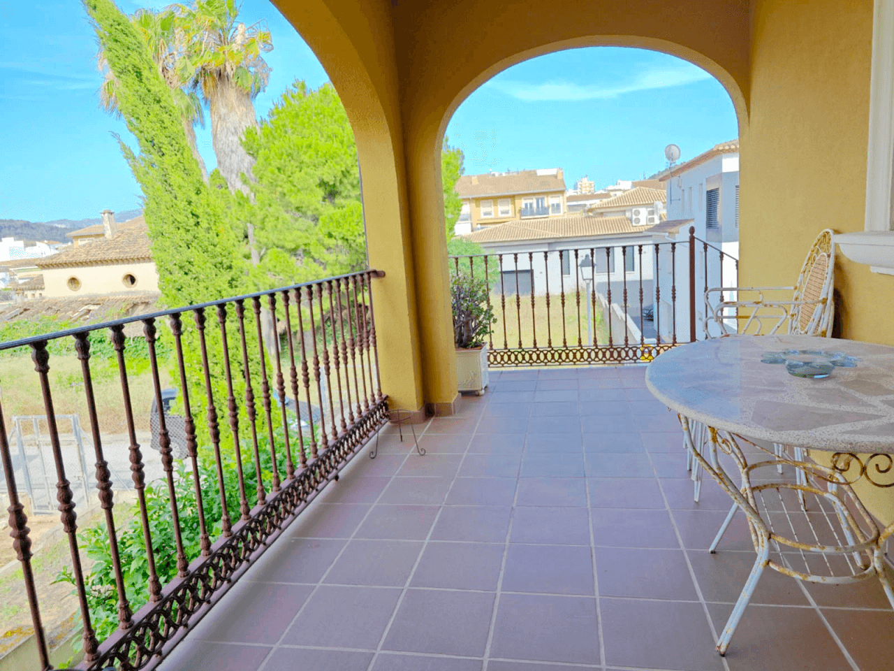 Villa de 270 m2 con piscina en venta en Pedreguer, zona residencial a un paso del centro