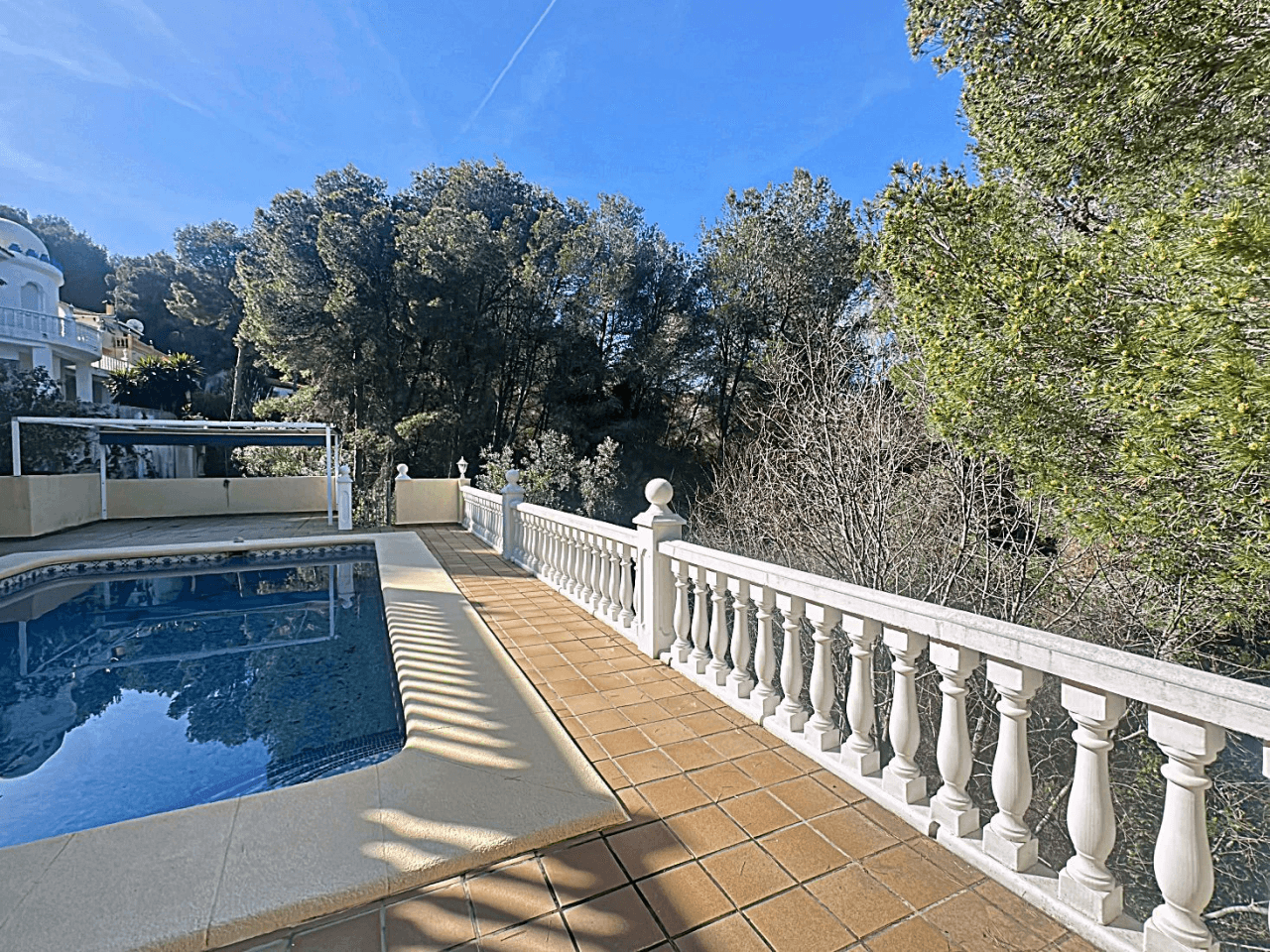 Preciosa villa independiente con vista panorámica, hermoso jardín y muchas posibilidades (alquiler o residencia permanente), absolutamente idílico.