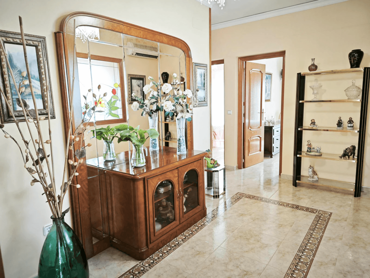 Villa de 270 m2 con piscina en venta en Pedreguer, zona residencial a un paso del centro