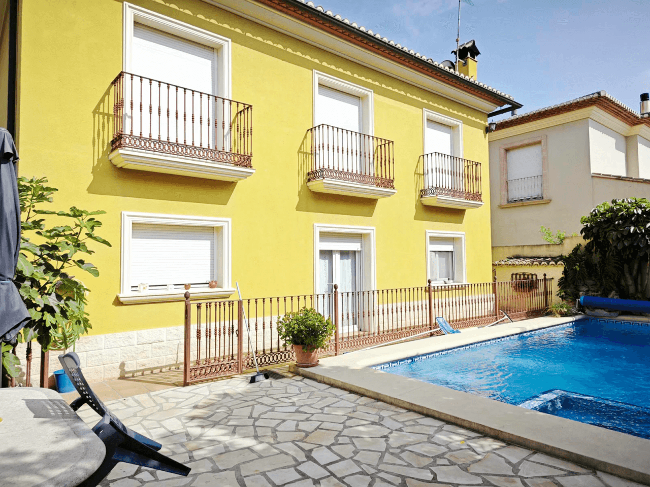 Villa de 270 m2 con piscina en venta en Pedreguer, zona residencial a un paso del centro